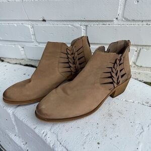 Vince Camuto 8W Taupe Leather Ankle Booties Braided Detail Boho Western Wide